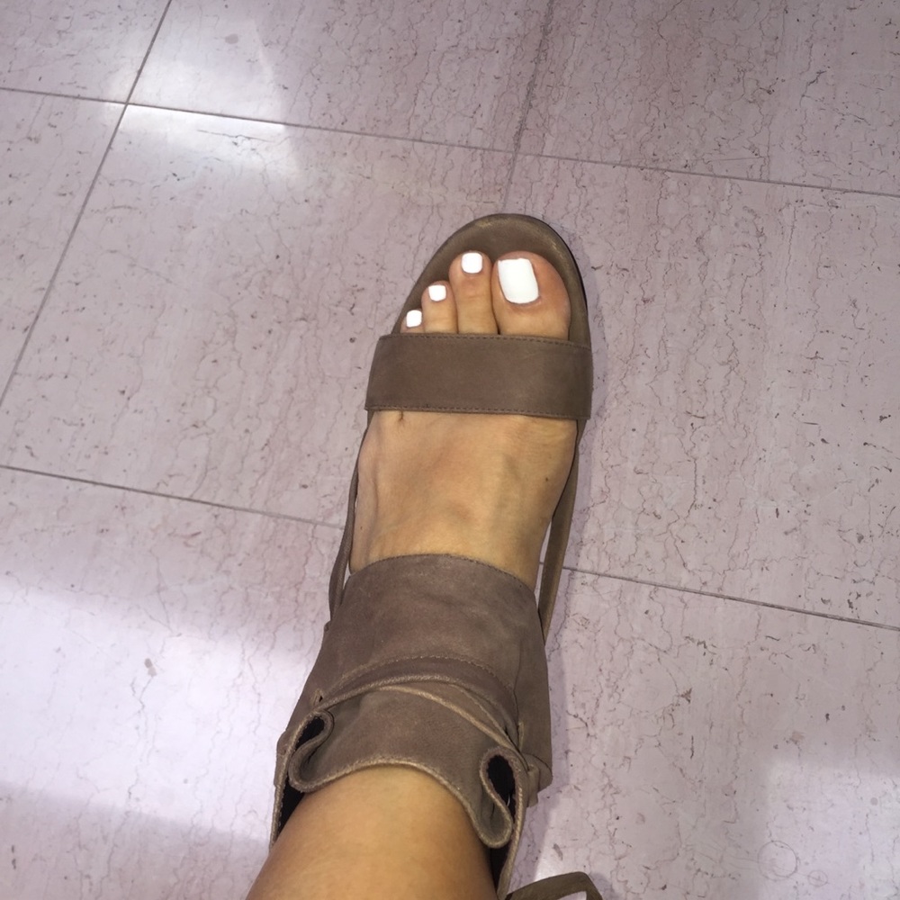 Vera Wang Lavendar Brown Suede Platform Heels - Picture 4 of 8